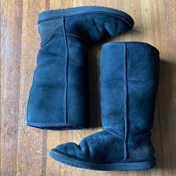 Black classic tall ugg boot - size 8 - Picture 5 of 13